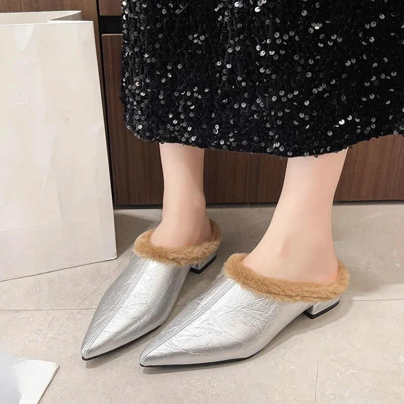 

Новые зимние туфли с острым носком и глубоким вырезом на мягкой подошве, нескользящая бархатная мягкая подошва, туфли на блочном каблуке, тапочки Baotou