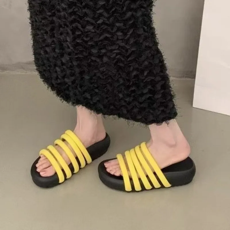 

2025 New Women's Thick Bottom Slippers Outdoor Fashion Versatile Casual Sandals Beach Shoes