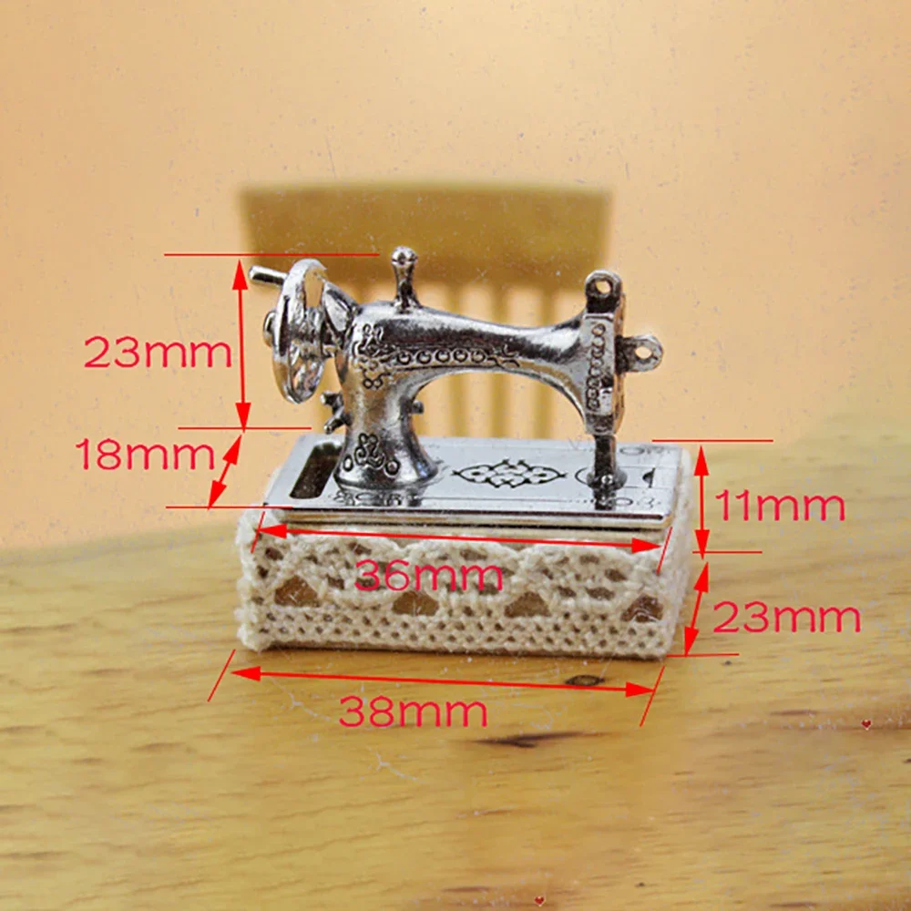 1/12 Dollhouse Miniature อุปกรณ์เสริม MINI จักรเย็บผ้าชุดจําลองกรรไกรเส้นด้ายของเล่นสําหรับตกแต่งตุ๊กตา