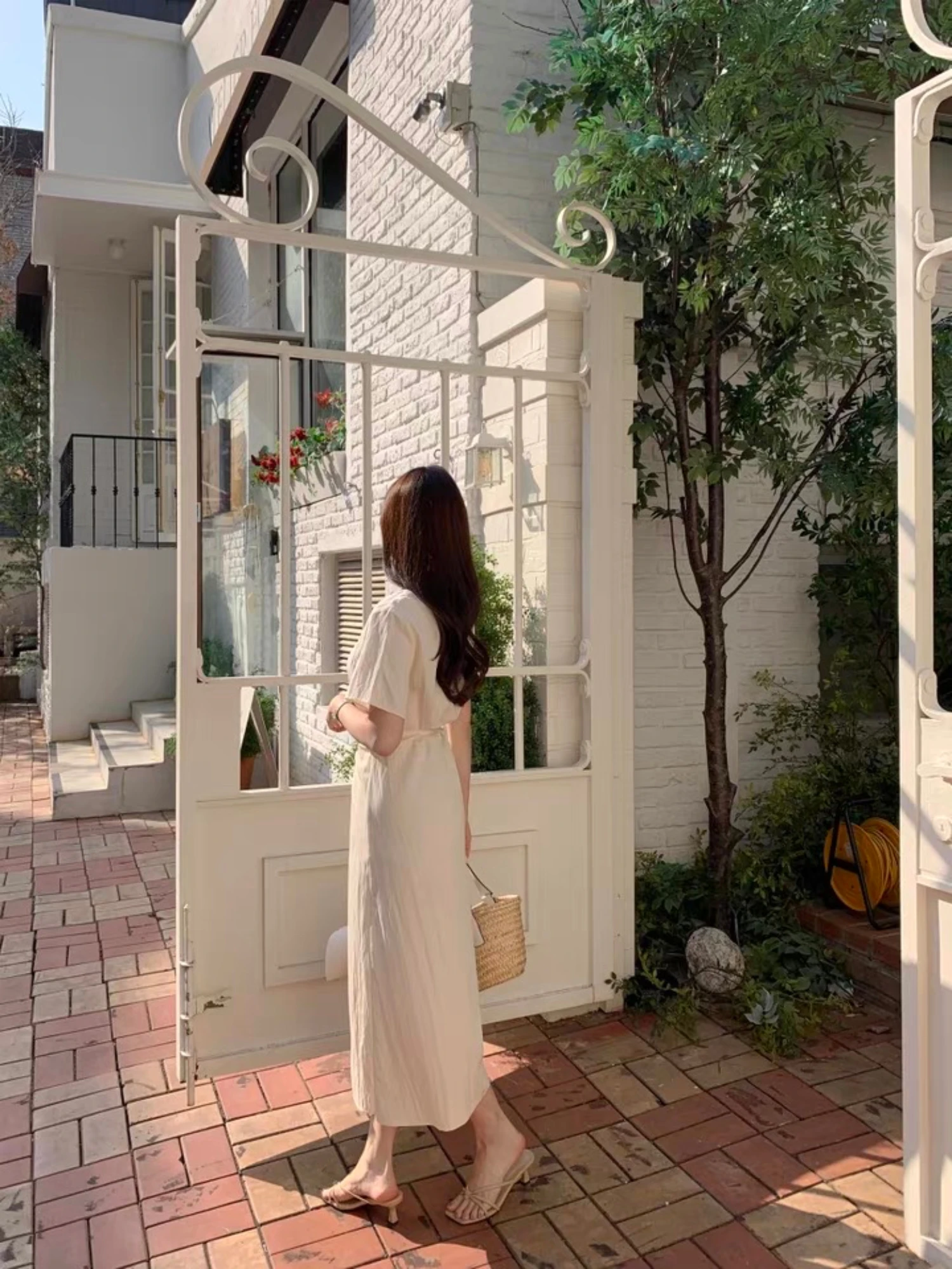 Robe à manches courtes à lacets et col rond blanc cassé pour femme, style simple et frais, adaptée aux sorties quotidiennes et aux vacances au printemps et en été