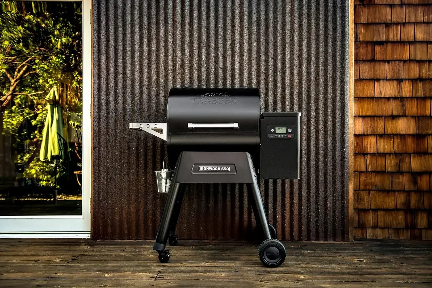 Traeger Grills Ironwood 650 Grelha elétrica de pelota de madeira e fumante, preta, área de cozimento de 650 polegadas quadradas, 500 graus máximo