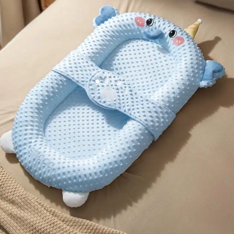 حل نوم حديثي الولادة أثناء السفر، سرير جميل مهدئ للأطفال في السرير يحاكي احتضان الوالدين مع حامل ألعاب 24BE