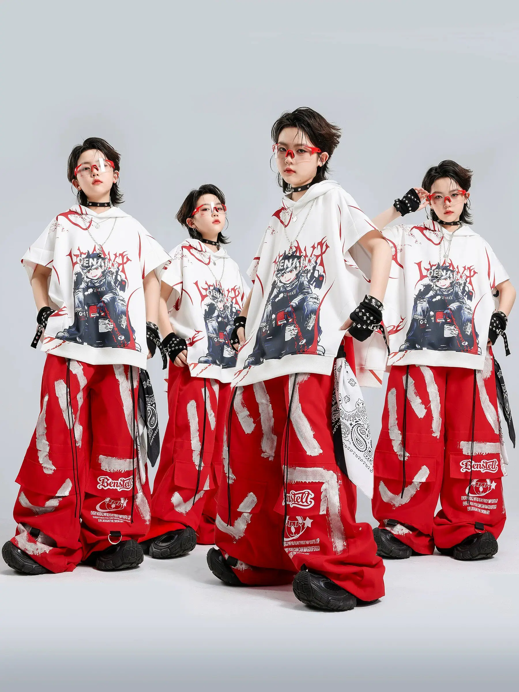 

Детские костюмы для современного джазового танца 2026: худи с рукавами-крылышками для мальчиков, красные свободные брюки, комплект для девочек, одежда для хип-хопа и рейва DQS22633