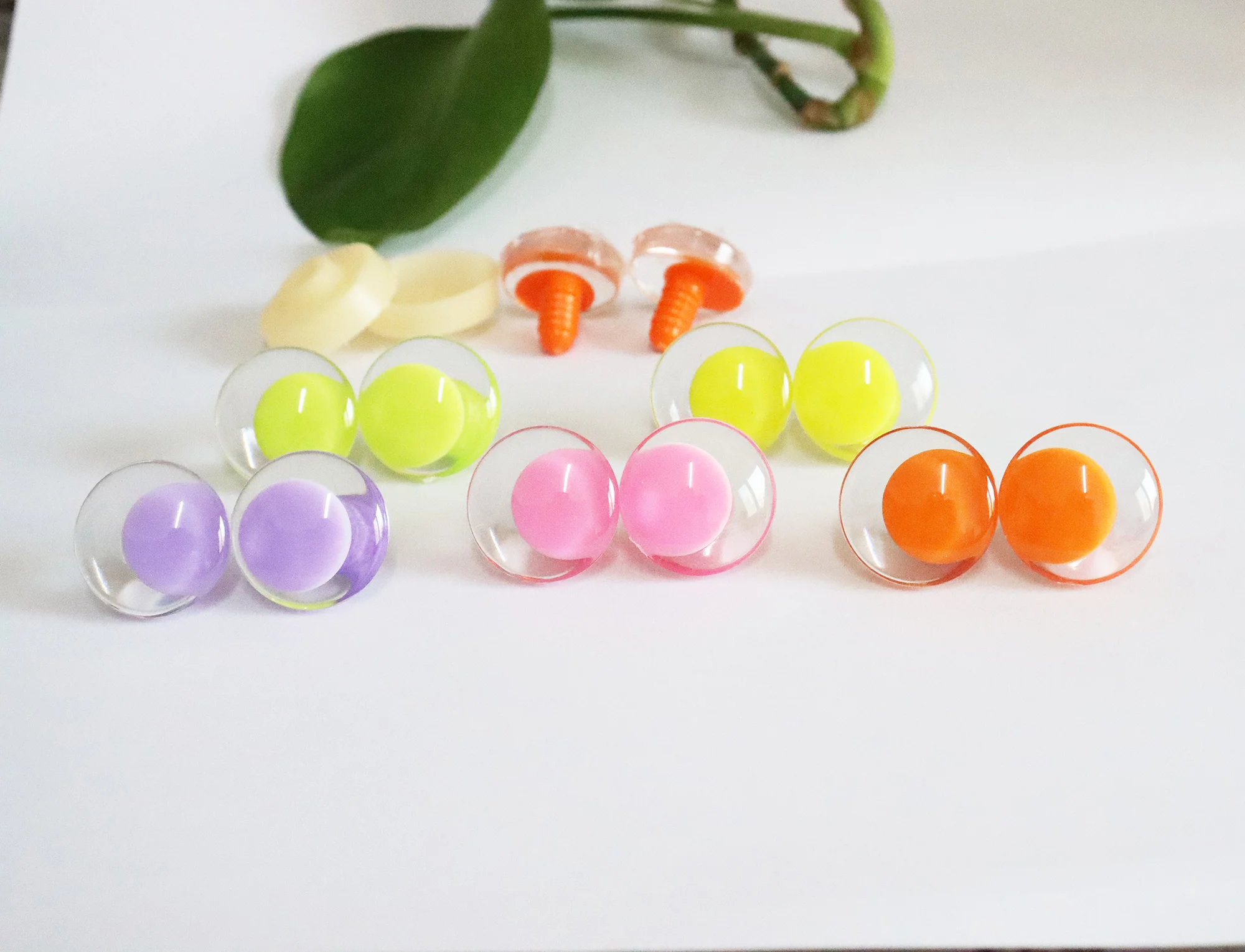10 Farben gemischte, klare, bunte Sicherheitsaugen, 25mm 30mm, 3D komische runde Glitzer-Spielzeugaugen mit harter Unterlegscheibe und Glitzer – Detail 5