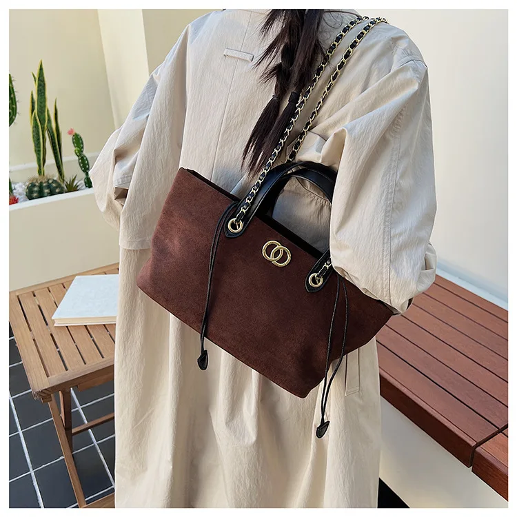 

Модная женская сумка через плечо, новинка 2025, легкая сумка через плечо с ремешком-цепочкой, повседневная просторная сумка для повседневных прогулок