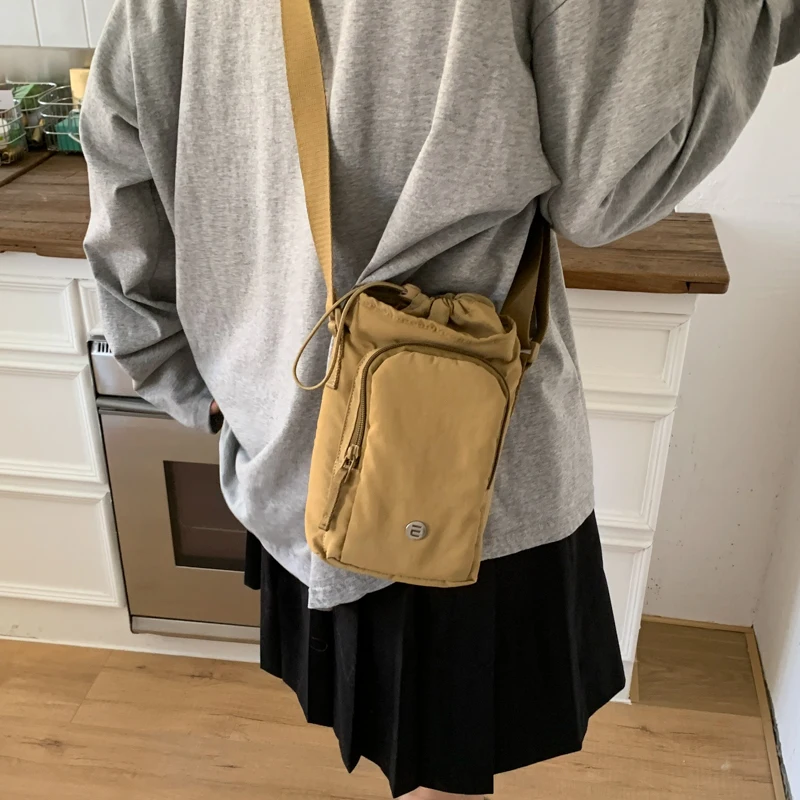 النمط الياباني فتاة لون نقي الرباط دلو حقيبة 2025 صيف جديد متعدد الوظائف الرجال والنساء حقيبة كتف Crossbody B