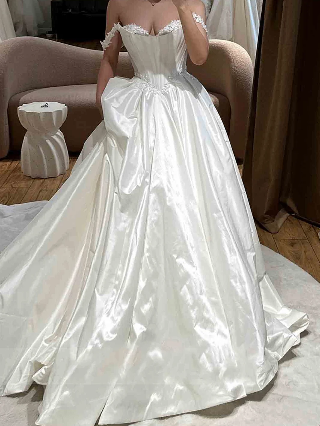 Clássico fora do ombro cetim plissado sem mangas vestidos de noiva vestidos de noiva personalizados