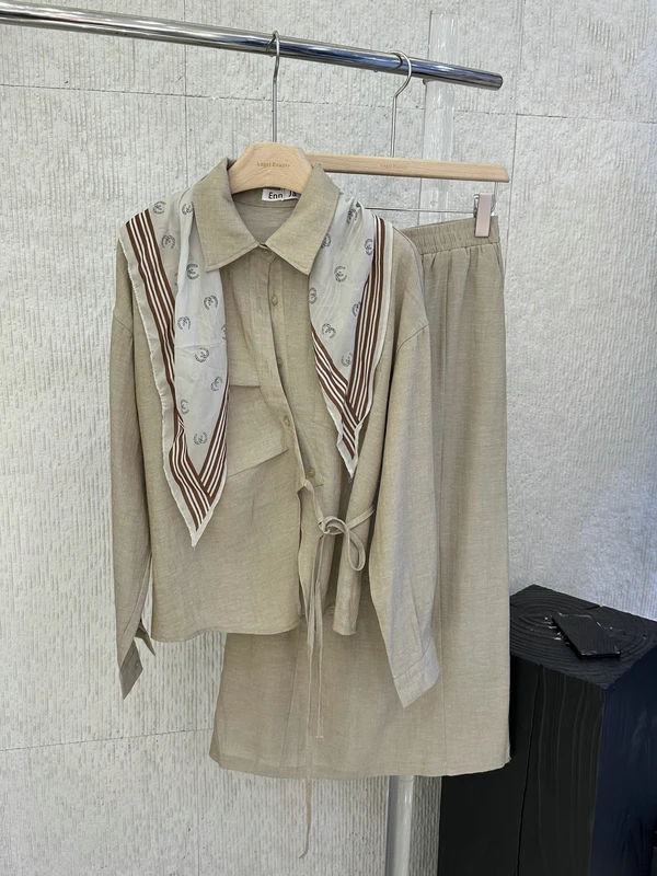 

Элегантный весенне-летний комплект: женская юбка свободного кроя с шарфом, асимметричные складки, рубашка с длинным рукавом, полосатая блузка с высокой талией