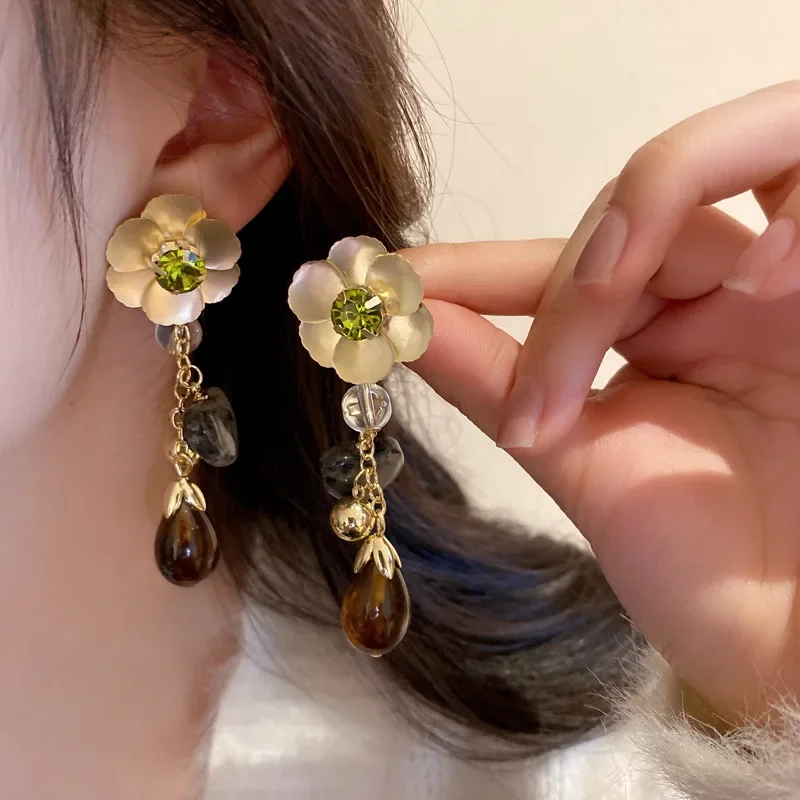 2024 Silver Needle Flower Bow Metal Fringe Earrings Luxury Stud Creative New Ear Clip Women Jewelry Goth Anel Solitário Feminino