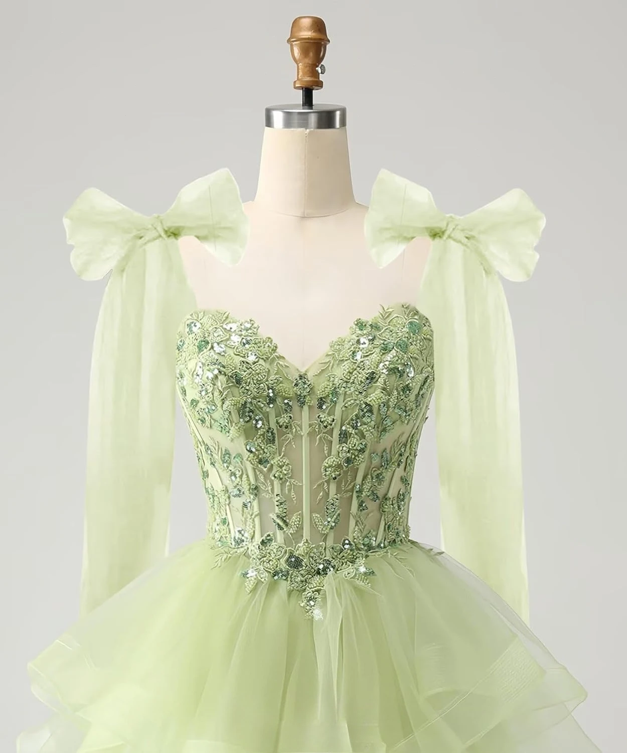 Abgestuftes Tüll-Abiballkleid, glitzernde Spitzenapplikation, Schleifenträger, kurzes Ballkleid für Teenager, Quinceanera-Abschlusskleid