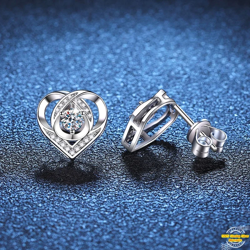 

0,4 карата Муассанит S925 Серебряные серьги-гвоздики для женщин с платиновым покрытием, полые серьги-гвоздики в форме сердца любви, подарок для влюбленных, ювелирные изделия, оптовая продажа