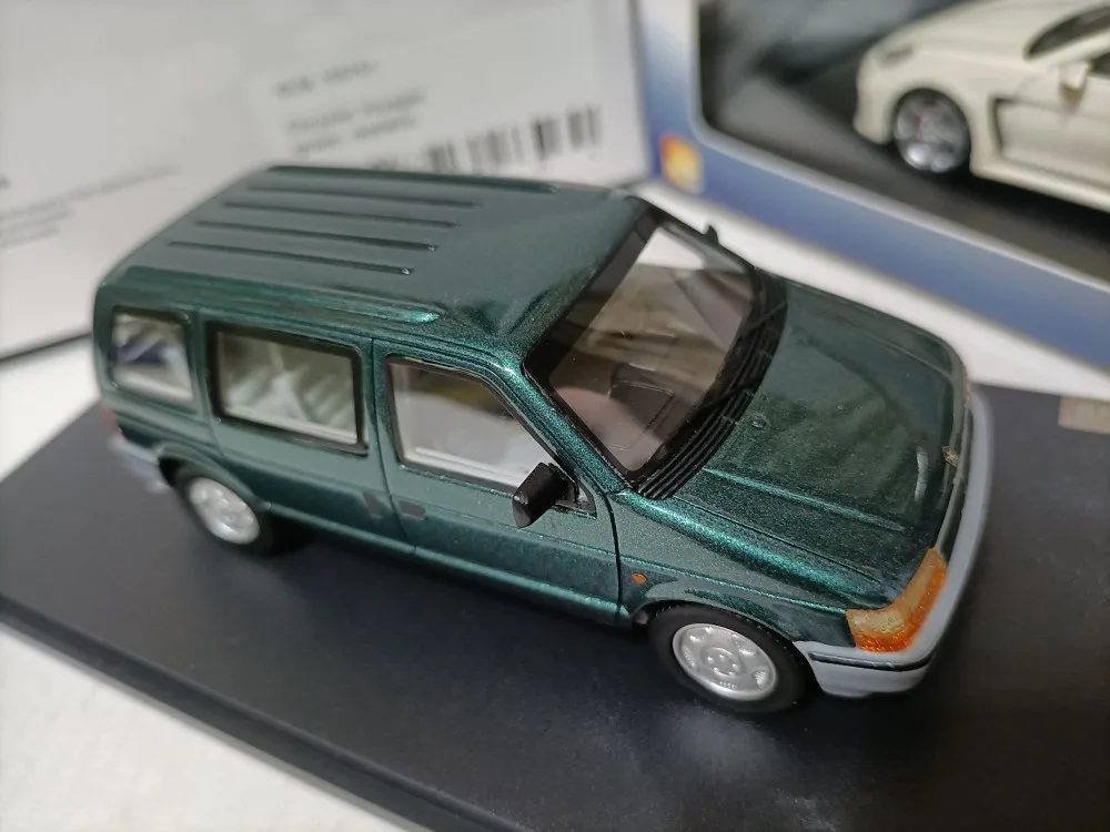 GLM 1:43 Chrysler Voyager MPV 1994 simulated a limited edition static metal resin toy gift car model