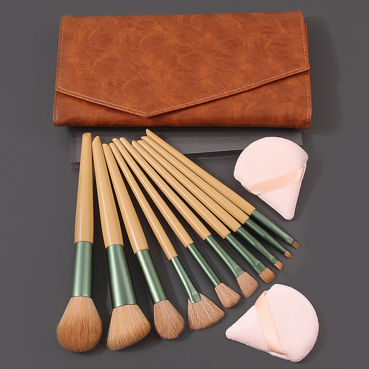 مجموعة كاملة من أدوات المكياج مكونة من 13 قطعة، وفرشاة مروحة لظلال العيون وحقيبة مكياج جلدية وبودرة إسفنجية
