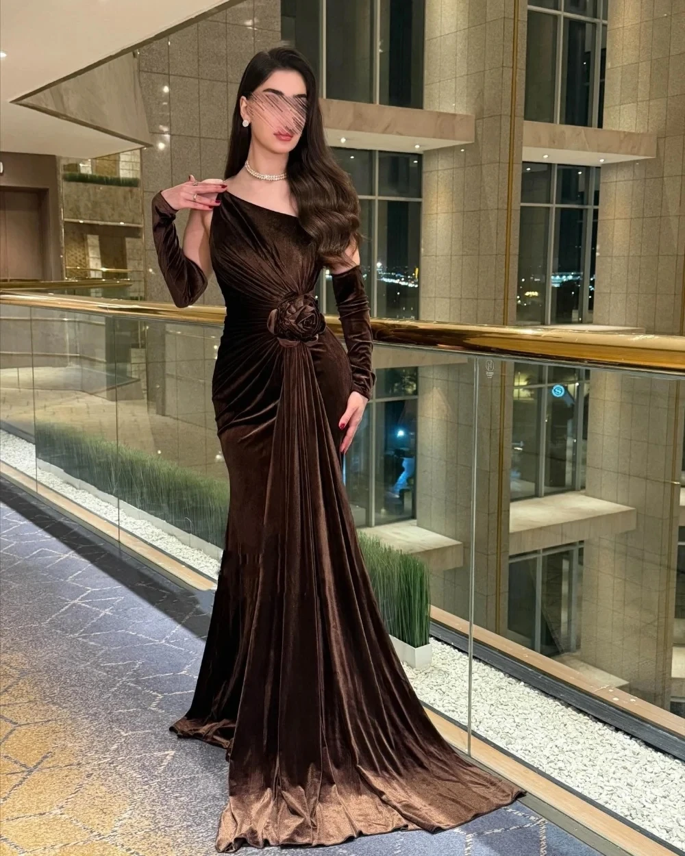 Braunes Samt-Blumenmuster, langes, maßgeschneidertes Anlasskleid, Abendkleider, Abschlussball, Pastrol, Unisex, Jersey, Retro, Dubai, Saudi-Arabien, individuell gestaltet