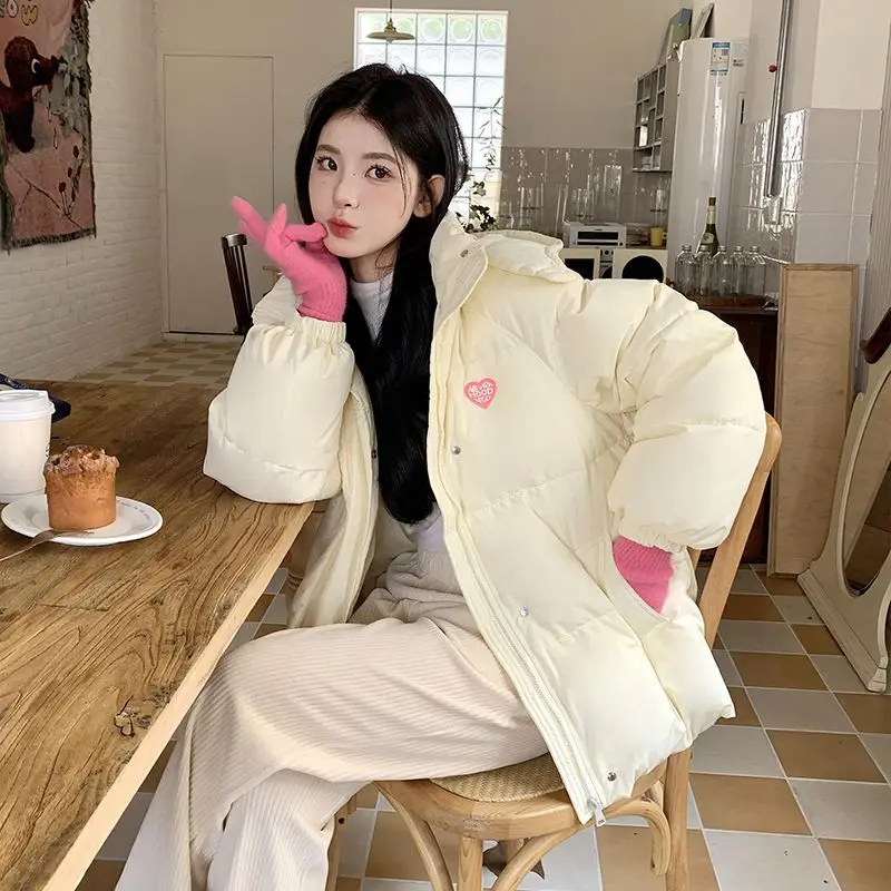 

Женская парка оранжевого цвета с необработанным краем, драпировкой по бокам, закатанными рукавами, в ретро-стиле, с утонченной отделкой, ребристым воротником, усиленными швами, нейтральный цвет.