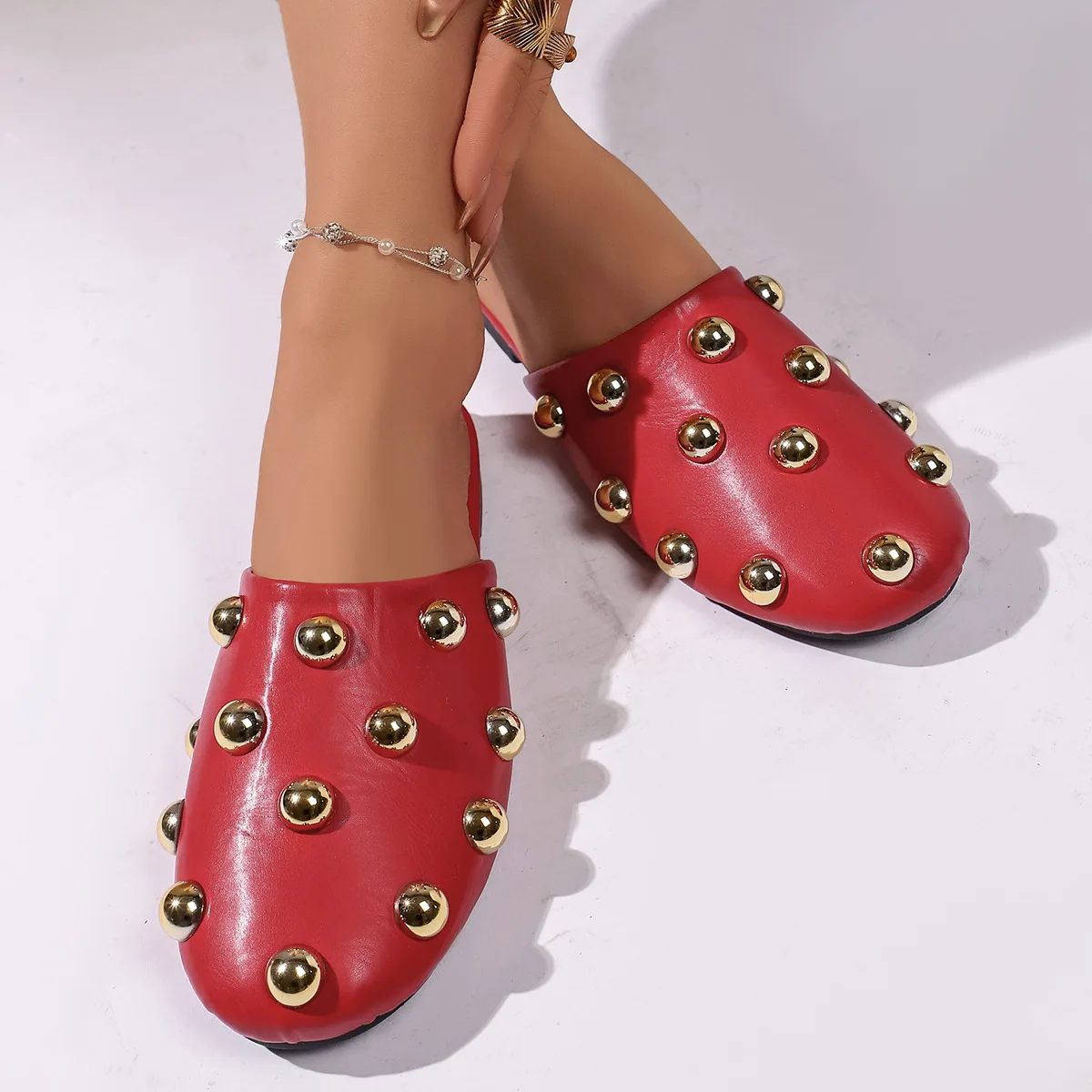 Bequeme Slip-On-Sandalen mit Metallnieten, lässige, abgedeckte Zehenpartie, weiche Gummisohle, flache Schuhe für den Alltag – Detail 7