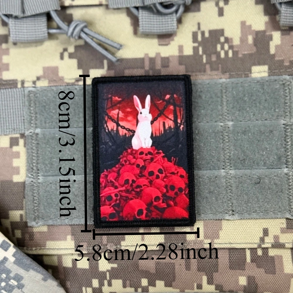 Parche táctico conejo blanco con calaveras rojas y velcro y mochilas - imagen 5