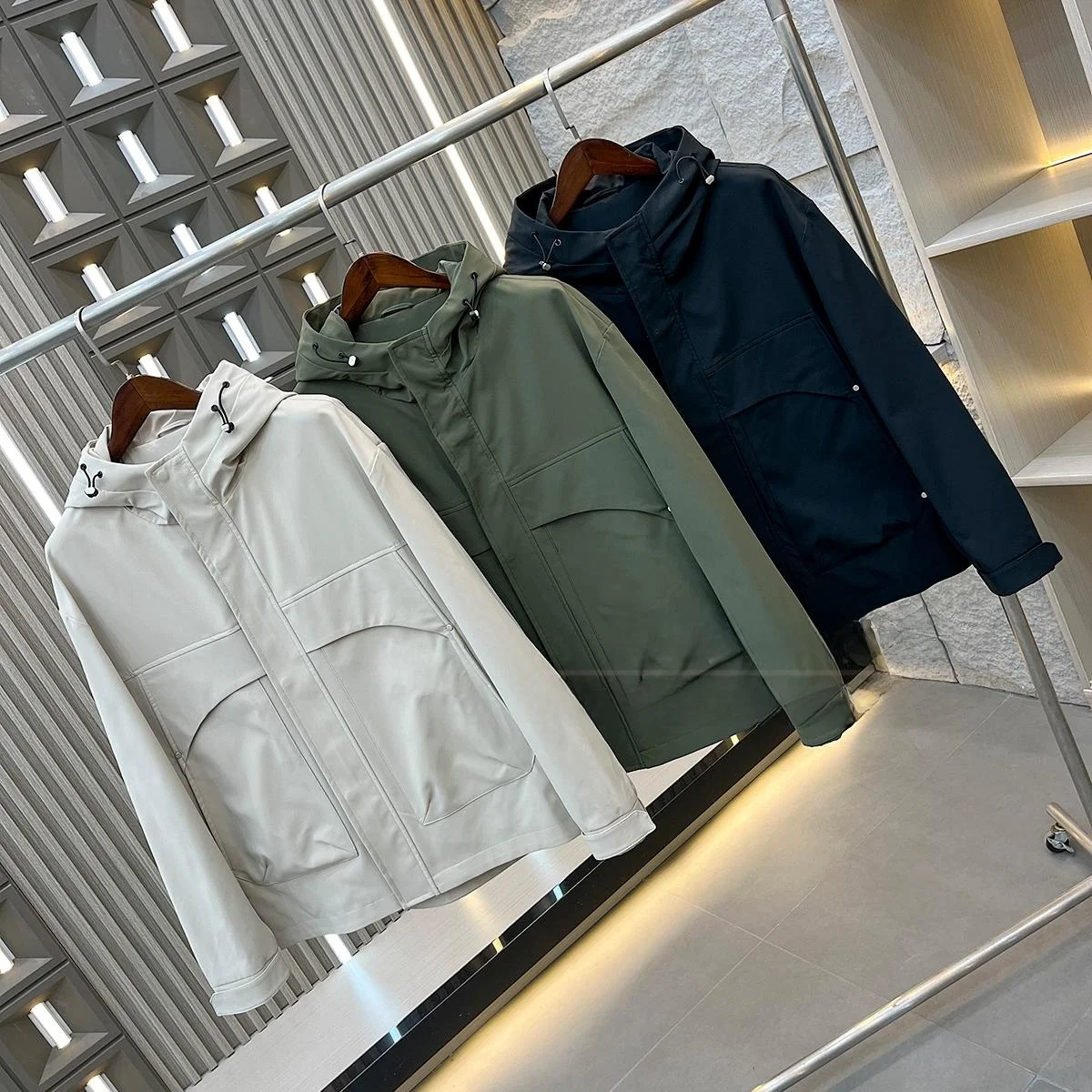 

Мужская уличная куртка Softshell с капюшоном, ветрозащитная, водонепроницаемая, модная, городская, приталенного кроя, весна-осень, стандартный рукав