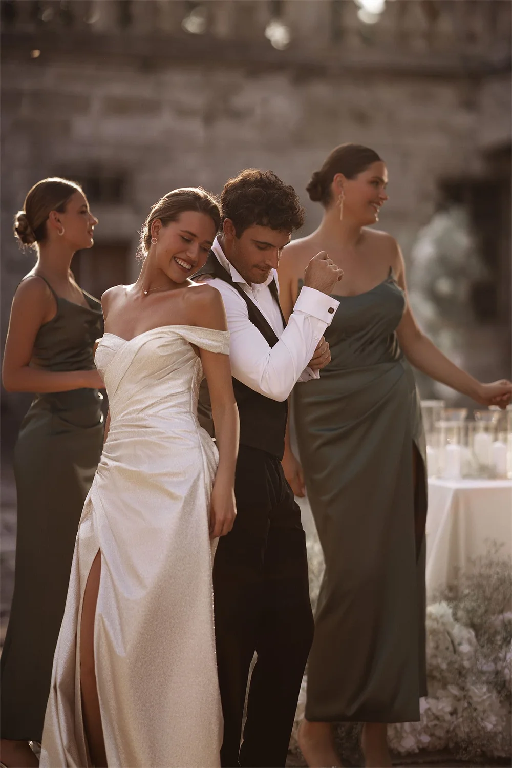 طوكيو مخصص الأبيض قبالة الكتف فساتين الزفاف بلا أكمام ألف خط قطار المحكمة أثواب الزفاف الجانب السامي سبليت فساتين الزفاف