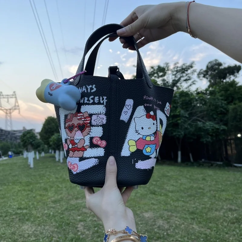 

2025 New Kawaii Anime Hello Kitty Y2K Dark Retro Handbag Cartoon Cute Black Graffiti Vegetable Basket Handbag Girls for Gifts