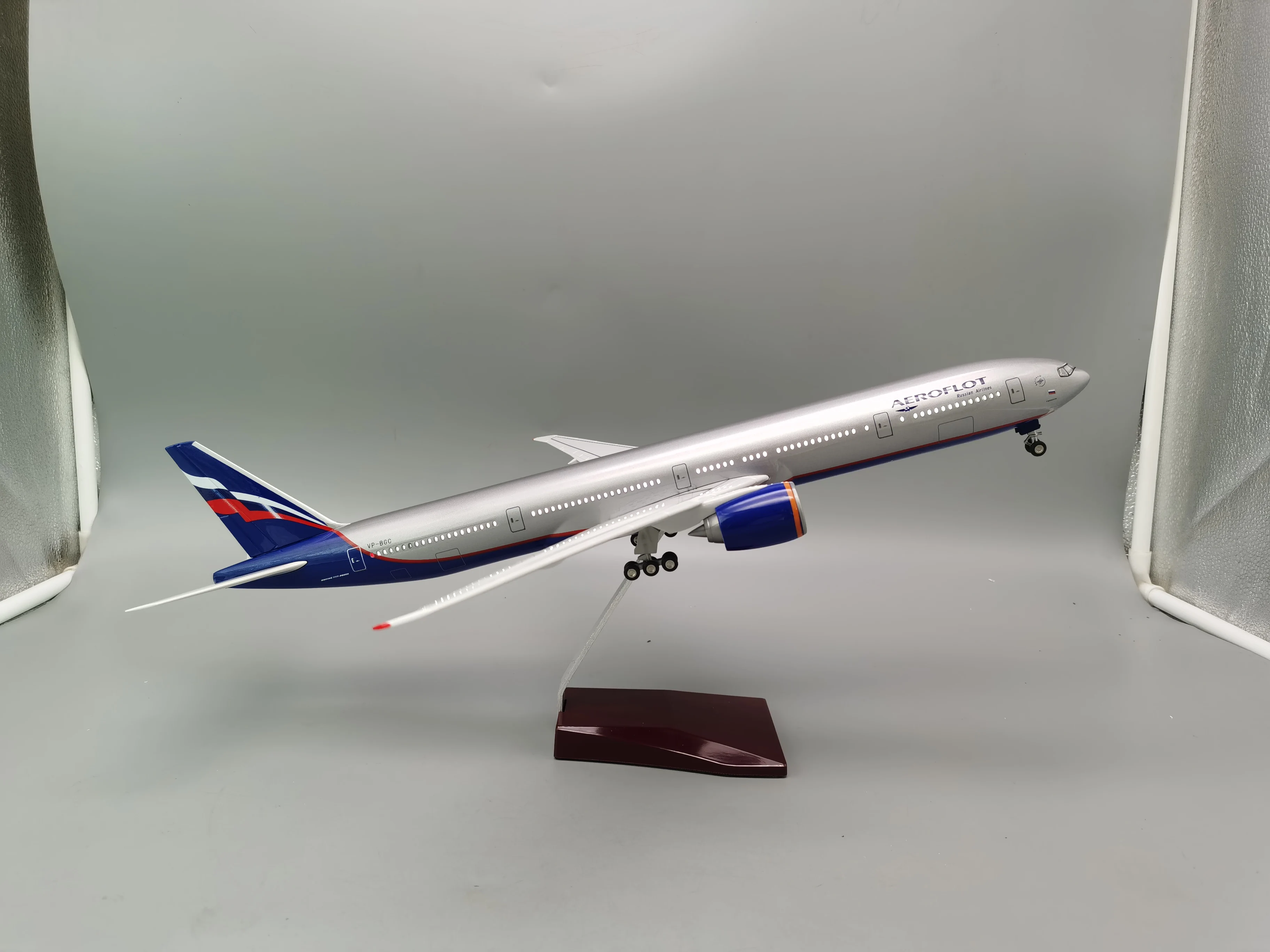47CM Maßstab 1:157 B777 Flugzeug Russland AEROFLOT Airlines Modell W Licht und Radfahrwerk Schreibtischzubehör Druckguss-Harzplan