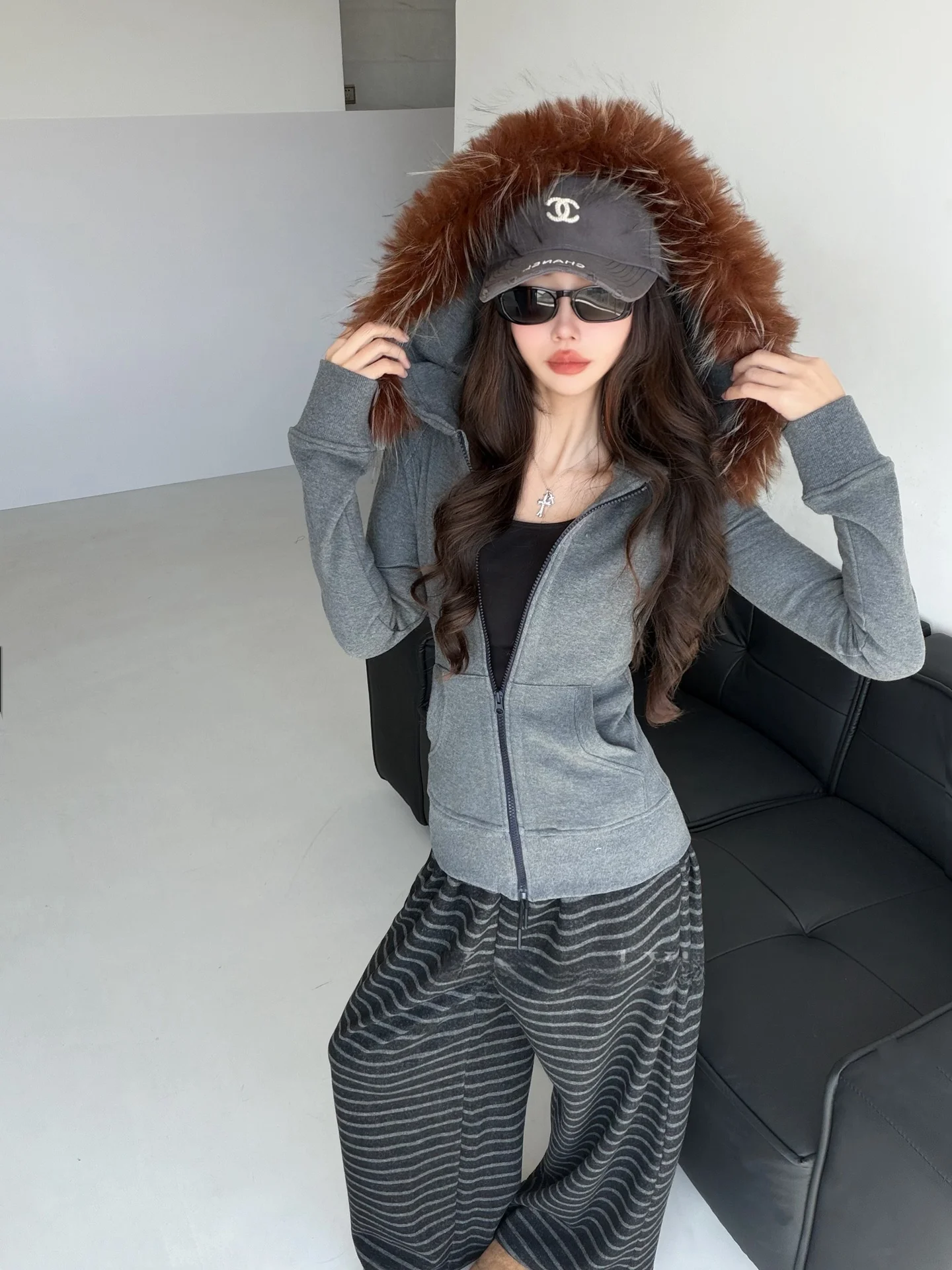 Damska bluza z kapturem, dopasowany krój, zapinana na zamek w pasie, z kołnierzem z prawdziwego futra, codzienna odzież wierzchnia, mieszanka bawełny i poliestru.