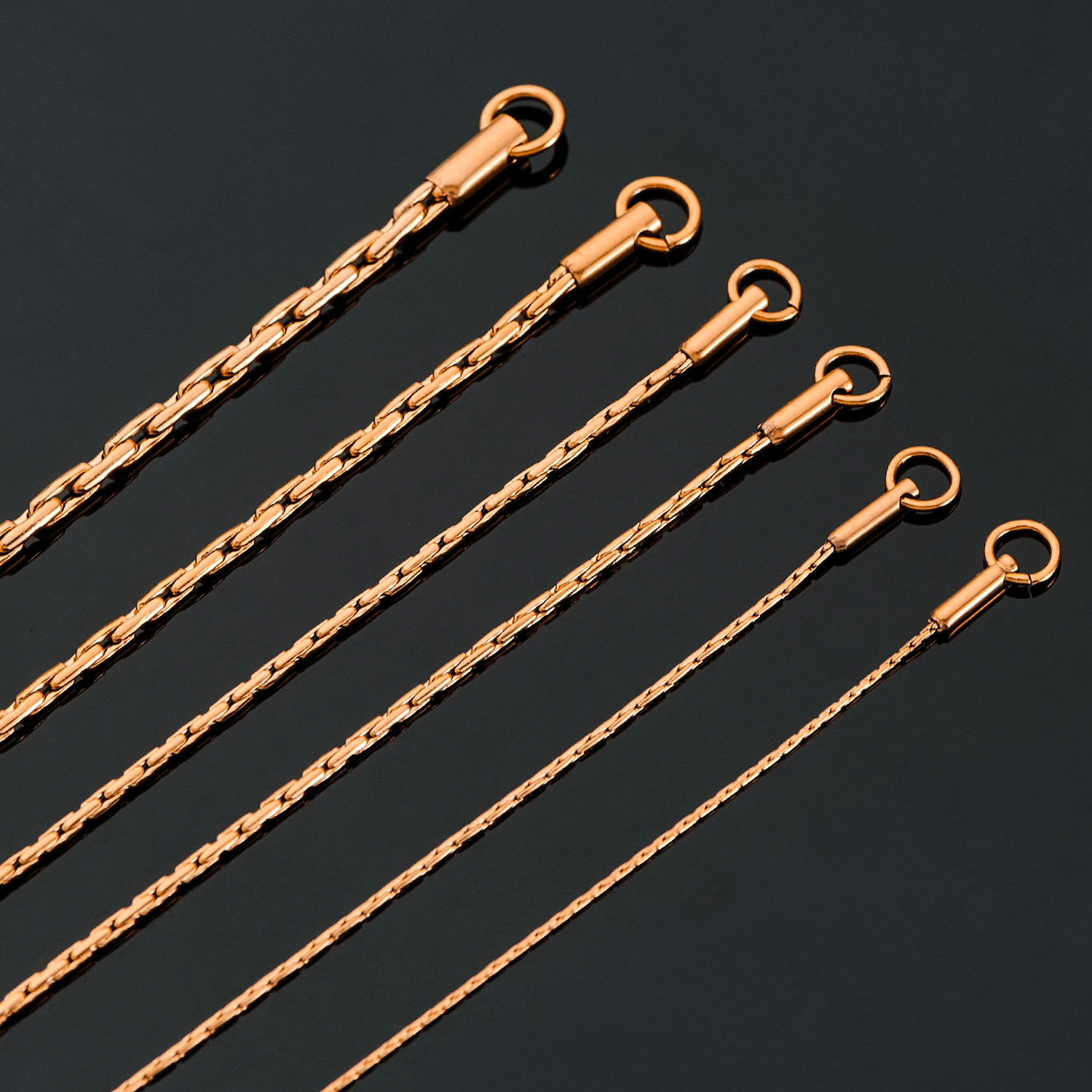 Elegante Halskette aus Edelstahl in Roségoldfarbe mit gehämmerter Kreiskette, wasserdicht, hochwertiger Schmuck. – Detail 1