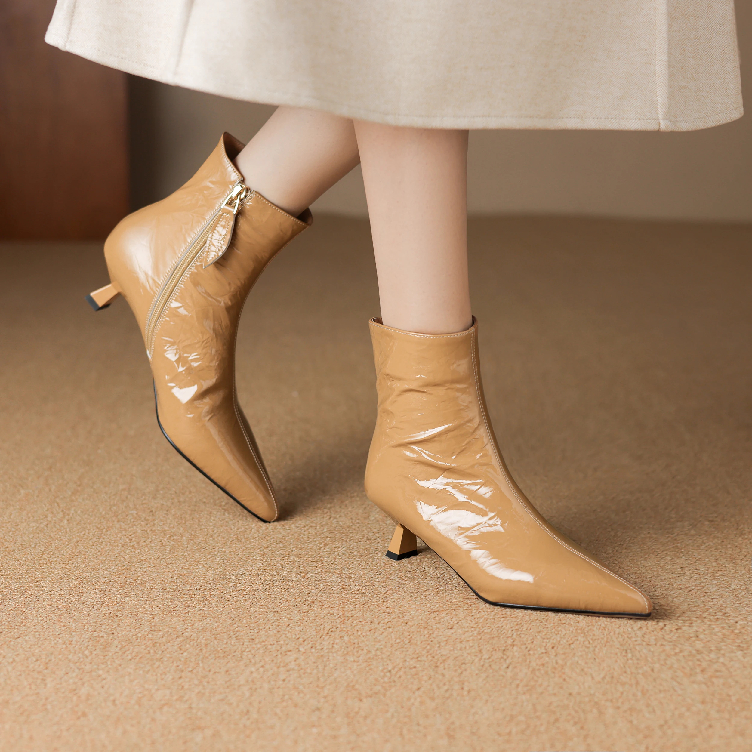 جلد طبيعي المرأة حذاء من الجلد أشار تو هريرة كعب أحذية سستة الأحذية الحديثة عالية الجوارب عالية الكعب أنيقة النساء مضخات