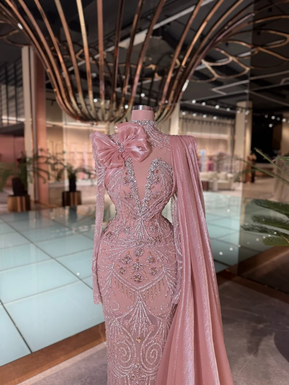 Rosa handgefertigtes Perlen-Abendkleid mit Schleife, exquisites Hochzeitskleid mit hohem Kragen, maßgeschneidertes bodenlanges Kleid für den roten Teppich