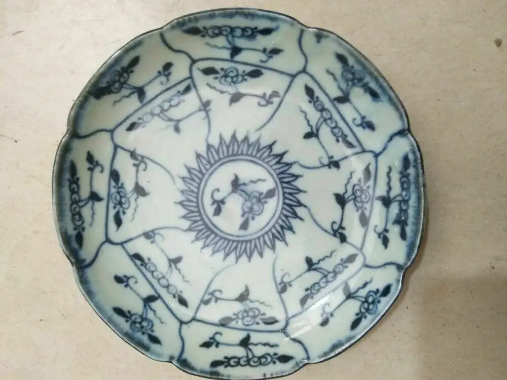 

Chinese old porcelain blue and white porcelain bowl plate