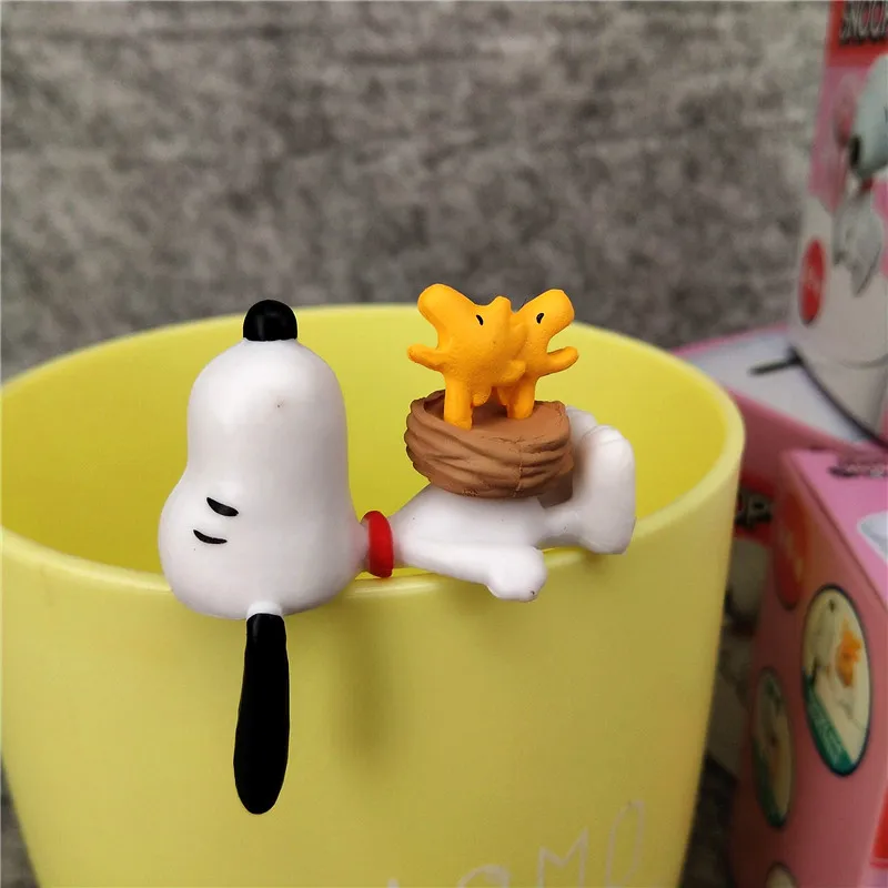 Anime Snoopy Figur Aksi Liontin Patung Pelek Tepi Cangkir Mode Boneka Kawaii Dekorasi Koleksi Mainan Kotak Buta Hadiah Anak-anak
