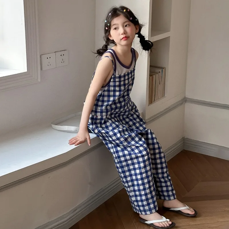 

Детский летний костюм для девочек 2026: милый, свободный, удобный комплект из комбинезона в клетку и майки, повседневная одежда из двух предметов