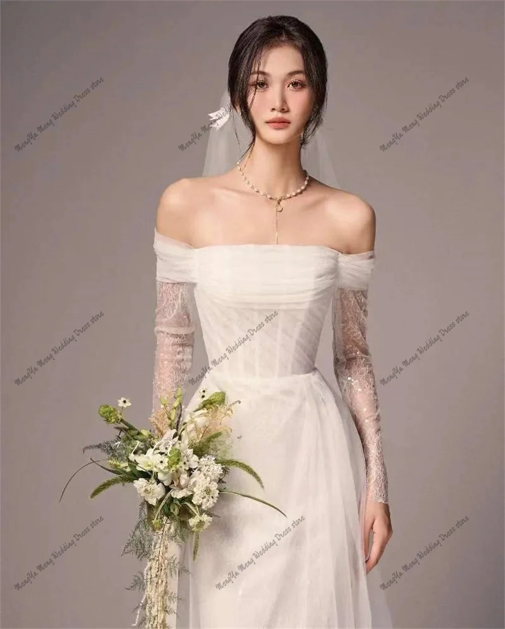 Abiti da sposa eleganti a maniche lunghe con spalle scoperte Una linea con spacco laterale Abiti da sposa Pieghe in tulle Abiti da sposa su misura