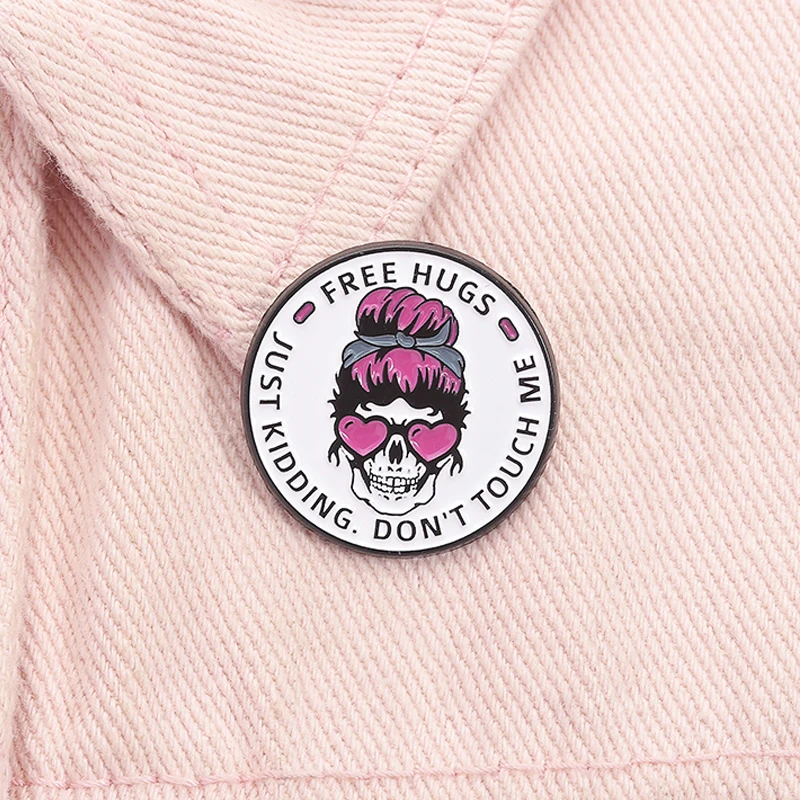 Free Hugs Just Kidding Don't Touch Me Emaille Pin Valentine Messy Bun Skelett Mädchen Lustiges Zitat Brosche Revers Abzeichen Schmuck Geschenk