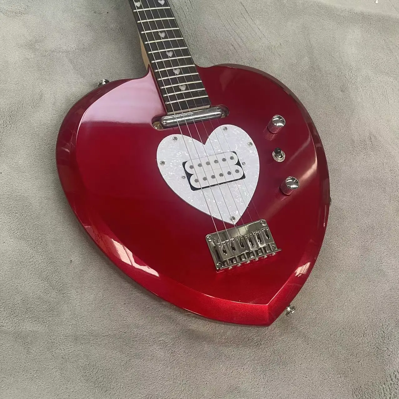 Heart shaped 6-string split electric guitar, silver pink red body, rose wood fingerboard open pickup, white pearl guard, flat dr