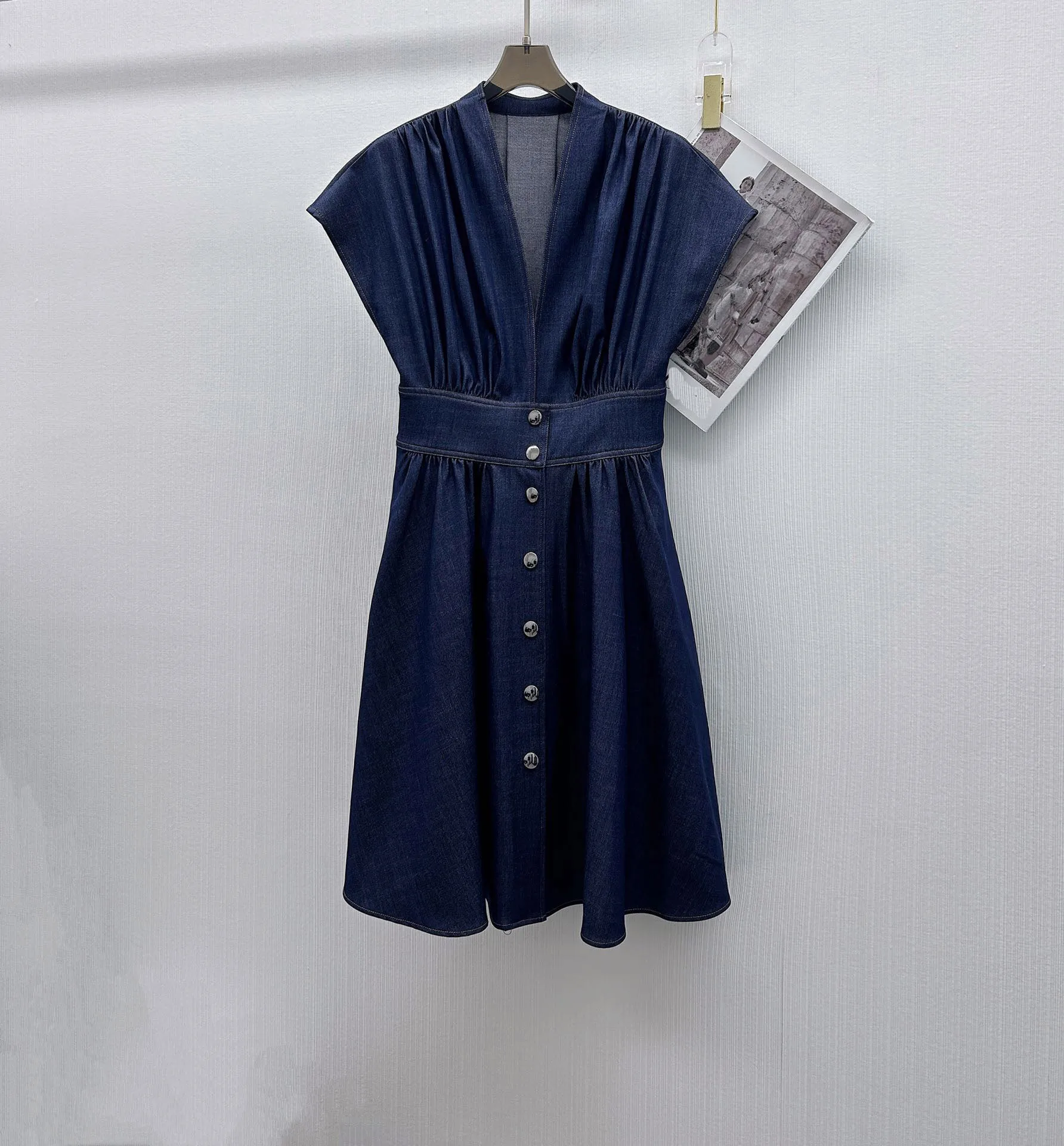 

2025 Women's Clothing V-neck waist button-embellished dress 0623