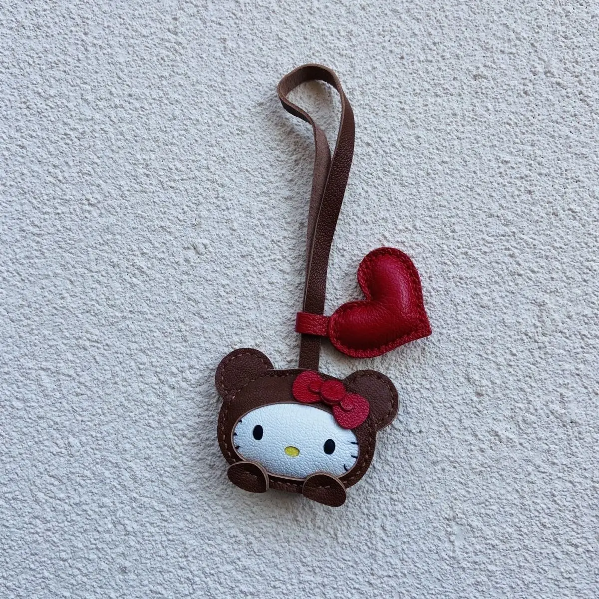 Nuevo y único bolso de piel de oveja hecho a mano Hello Kitty con colgante para llave de coche, bolso cruzado, colgante, regalo para niña, regalo de cumpleaños encantador