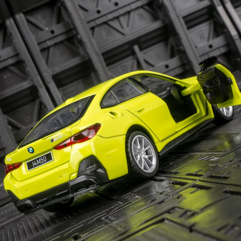 1:34 BMW i4 M50 nova liga de energia modelo de carro ornamentos coleção crianças carro pull-back 2 portas podem ser abertas acabamento fino
