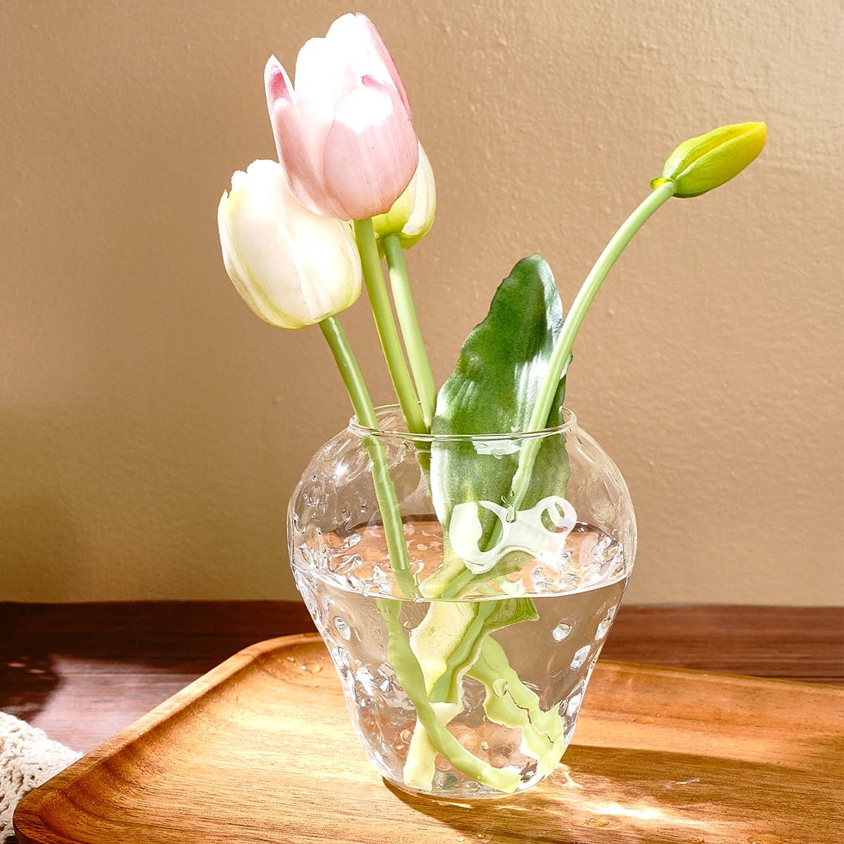 1PC, A Modern and Simple Transparent Glass Strawberry-Shaped Vase, Is a Central Decorative Arrangement on the Home Desktop