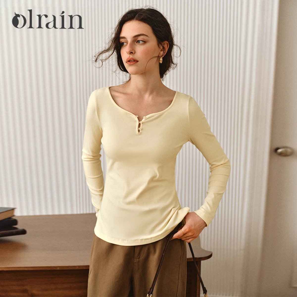 

OLrain Women's French T-Shirts 2025 Autumn Curved Neck Long Sleeve Slim T-Shirt Solid French Design Knitted Tops O57QT001250