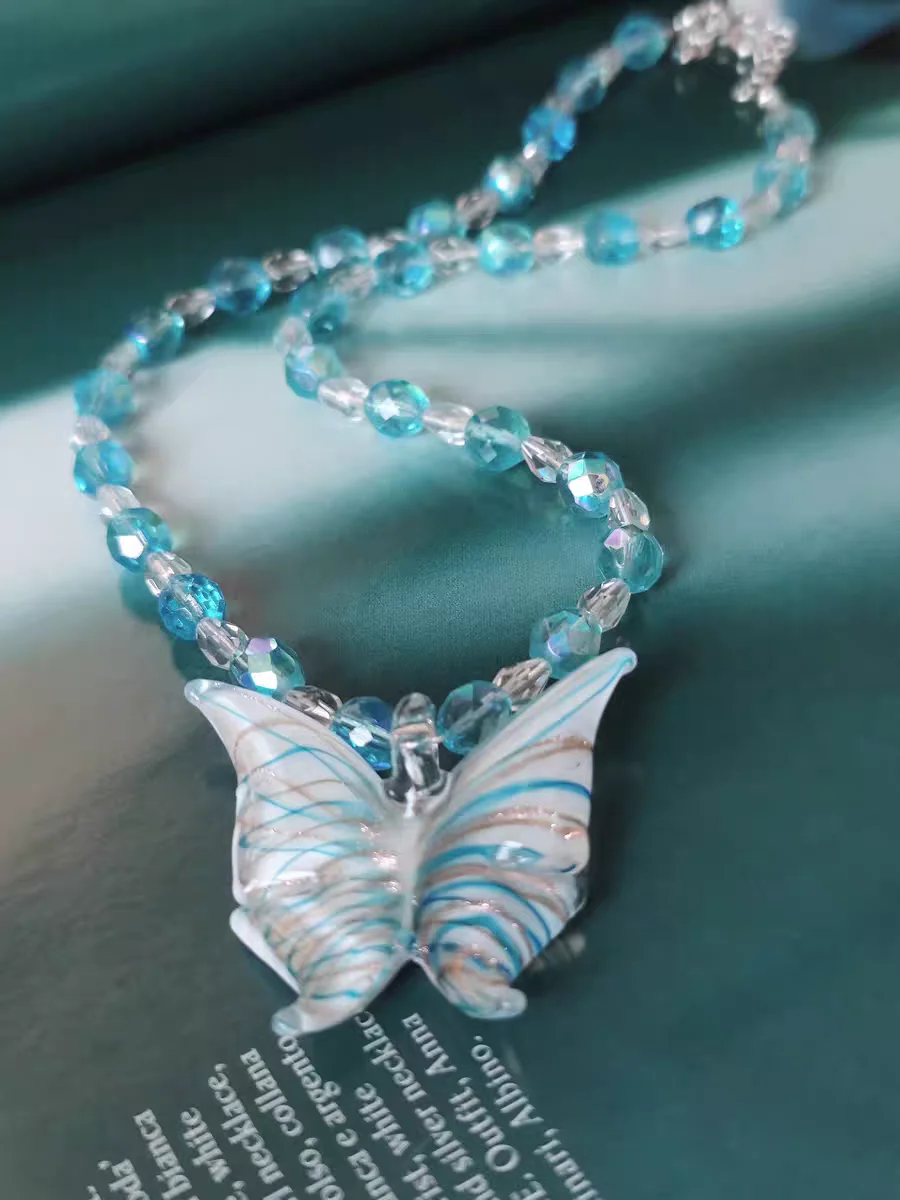 Nuevo Vintage hecho a mano Murano Murano cristal mariposa azul colgante Liuli collar con cuentas cadena joyería