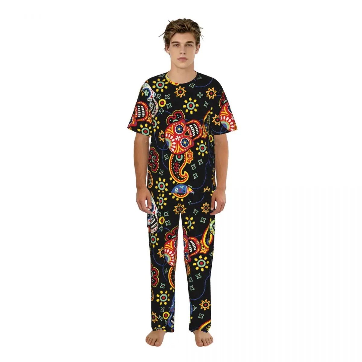 

Мужская пижама с короткими рукавами, состоящая из двух предметов: топ и брюки. Милый домашний костюм с принтом черепов ко Дню мертвых и банданой в стиле пейсли.