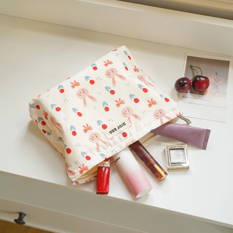 Women\'s Makeup Bag White Background Cute Floral Bunny Large Capacity Cosmetics Lipstick Storage Bag Portable Toiletry Bag Clutch