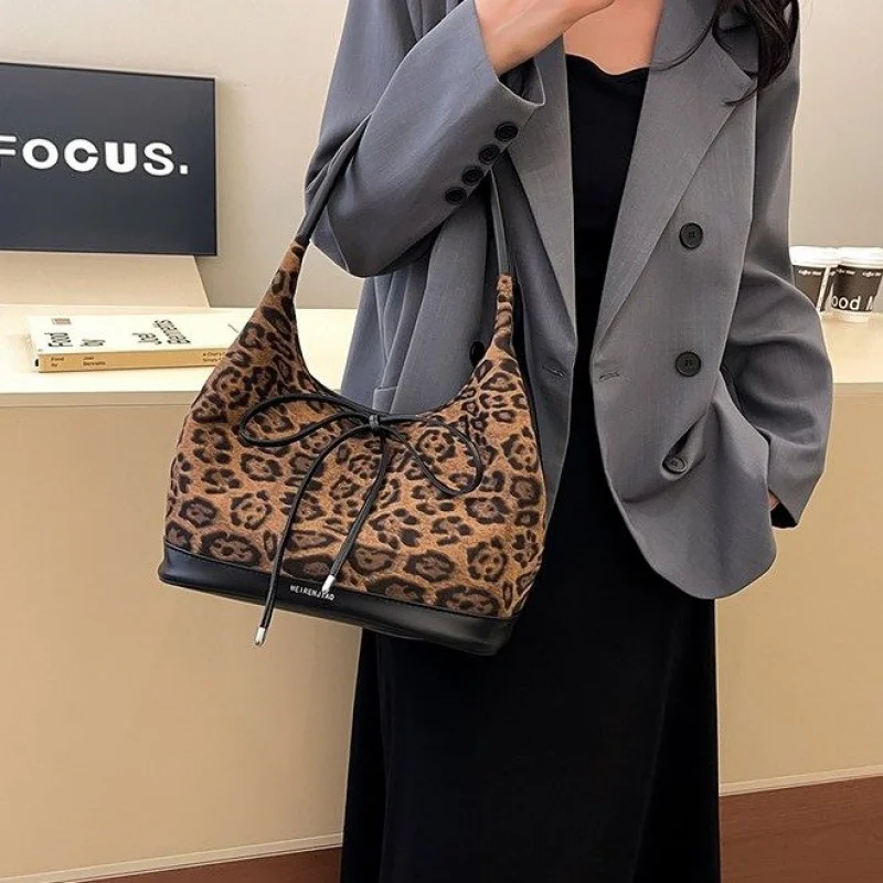 

Elegant Leather Women's Messenger Bag High-End Luxury Brand Trendy Design Casual Commuter Vintage Daily Bag​