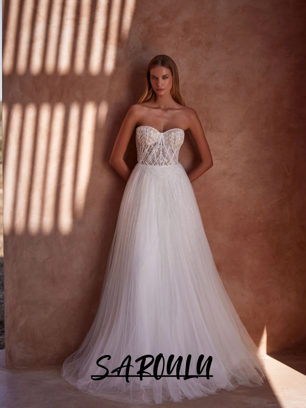 اليد مخيط اللؤلؤ ألف خط فستان الزفاف أنيقة حبيبته العنق مخصص بريق شير الحديثة ثوب الزفاف في الهواء الطلق