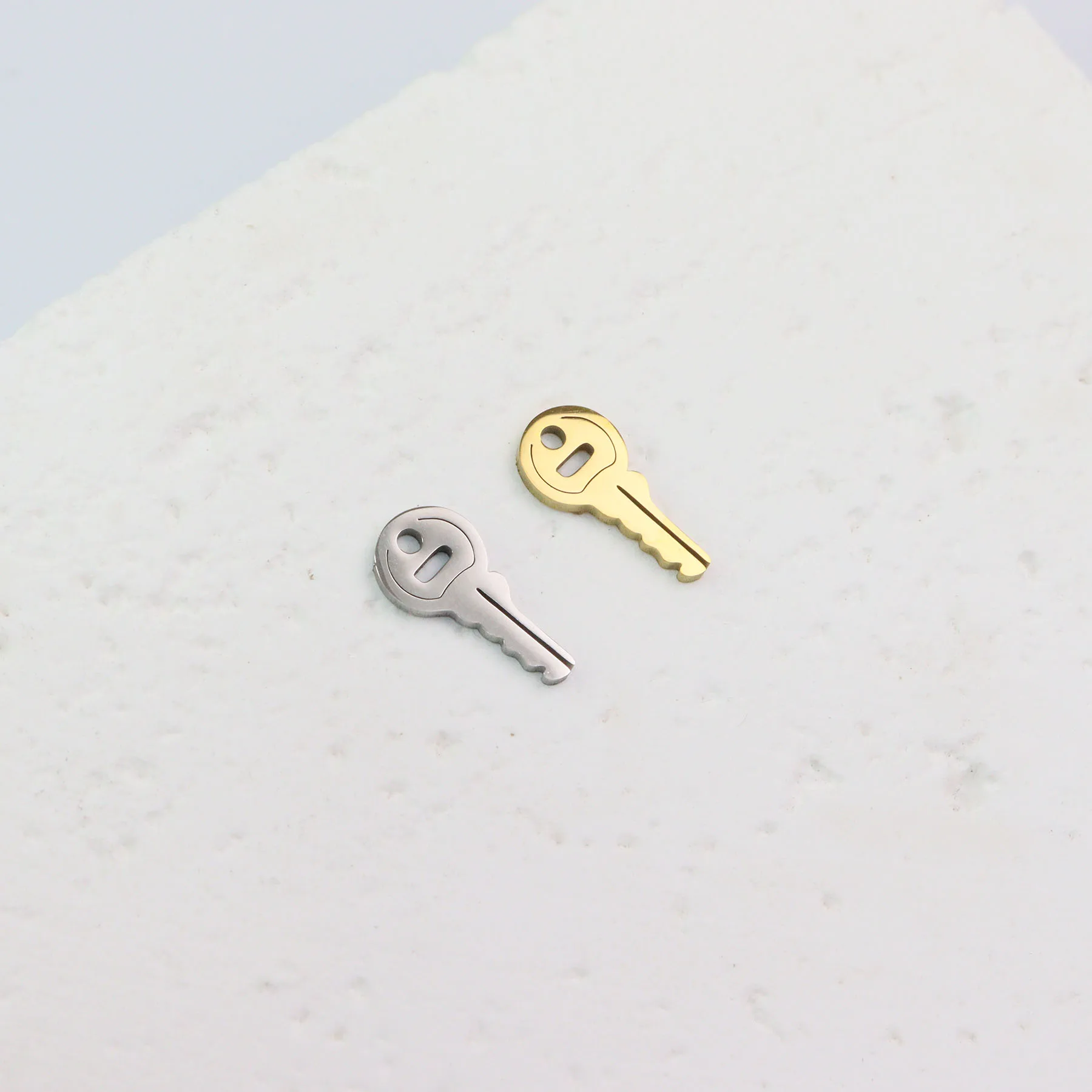 10 sztuk ze stali nierdzewnej błyszczące polerowane złącze klucza biżuteria Charms wisiorek DIY rzemieślnicza płyta próżniowa wodoodporna antyalergiczna