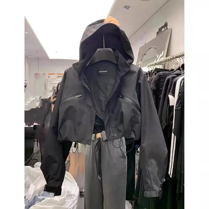 2026 Modische Kurze Kapuzenjacke für Damen Neue Frühlings-Kollektion Schwarze Lockere Motorradjacke Damen Streetwear Windbreaker Kurze Basic-Jacke