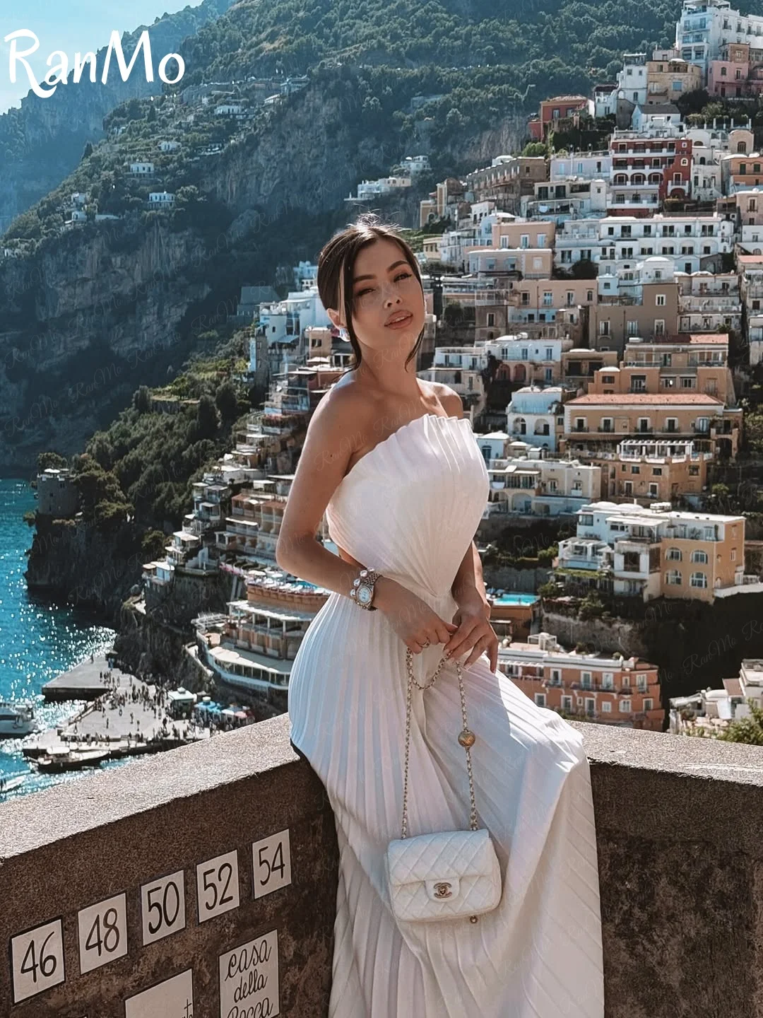 Ranmo ใหม่ Elegant Pleat ชุดราตรี Strapless Backless A-Line ความยาวชั้นผ้าซาตินสีขาวชุดพิเศษที่กําหนดเอง