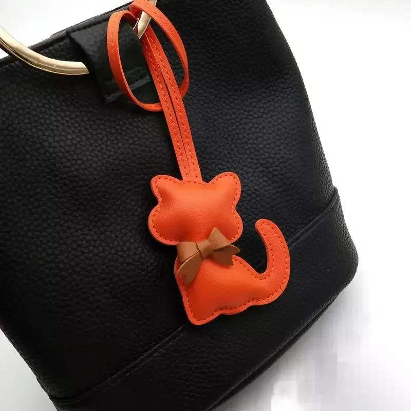 พวงกุญแจหนัง PU รูปแมวน่ารัก ของตกแต่งกระเป๋าถือสำหรับผู้หญิง ของขวัญสำหรับสาวๆ