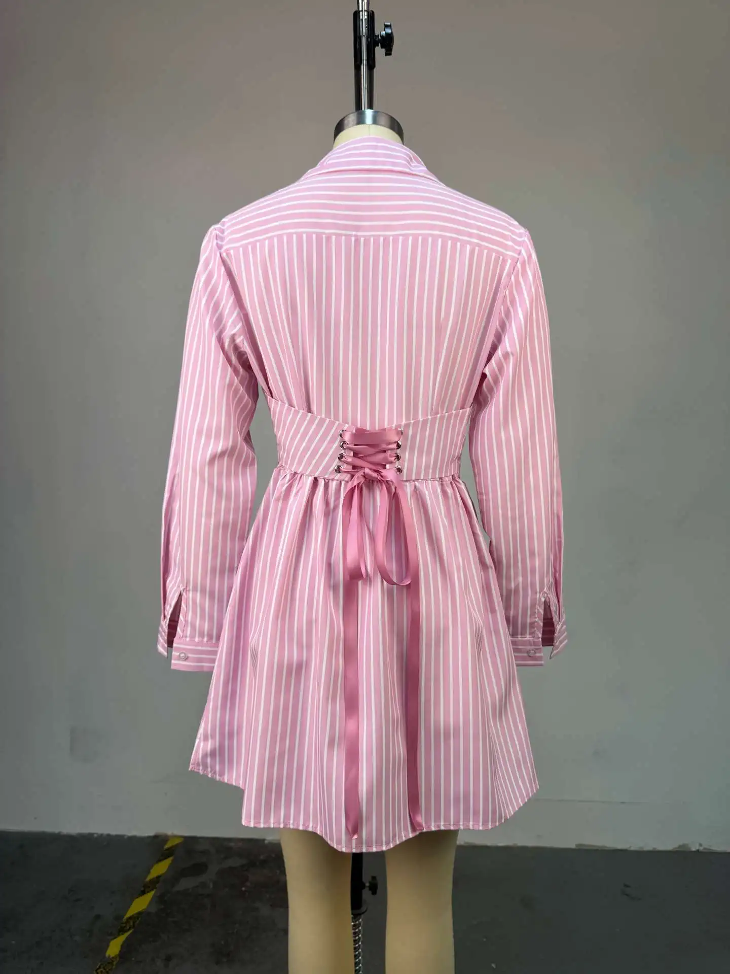 قميص نسائي فساتين مخططة فستان على شكل حرف A طول صغير رقبة على شكل V وأكمام طويلة خصر حزام نحيف غير رسمي مكتب سيدة أنيقة ربيع 2025